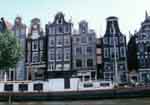 dancing houses amsterdamT.jpg (10449 bytes)